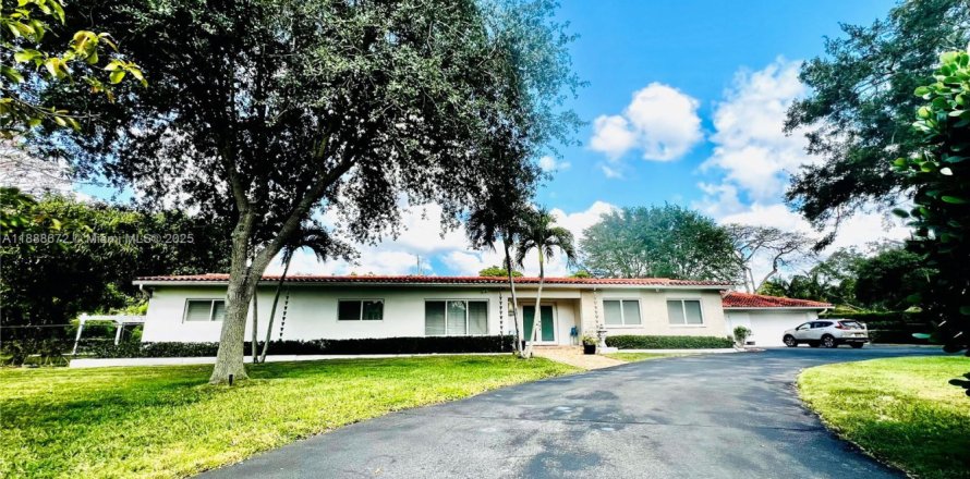 House in Miami, Florida 4 bedrooms, 227.8 sq.m. № 1942334