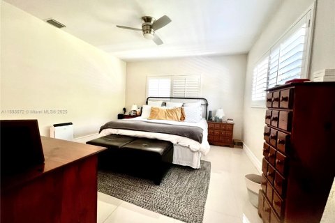 House in Miami, Florida 4 bedrooms, 227.8 sq.m. № 1942334 - photo 12