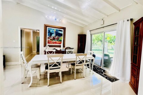 House in Miami, Florida 4 bedrooms, 227.8 sq.m. № 1942334 - photo 4