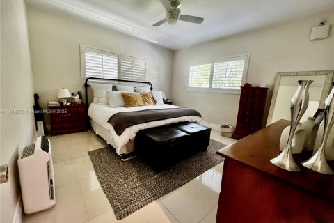 House in Miami, Florida 4 bedrooms, 227.8 sq.m. № 1942334 - photo 9