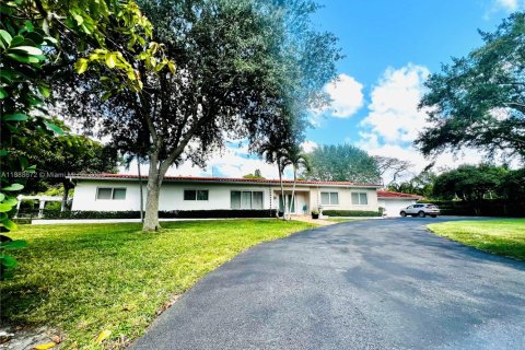 House in Miami, Florida 4 bedrooms, 227.8 sq.m. № 1942334 - photo 2