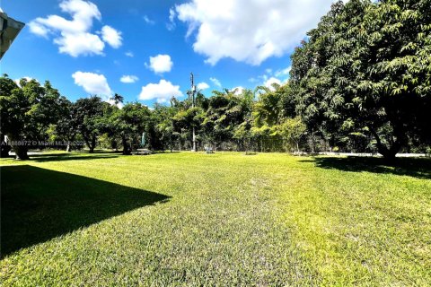 House in Miami, Florida 4 bedrooms, 227.8 sq.m. № 1942334 - photo 21