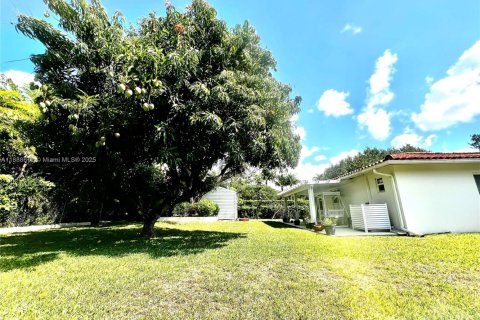 House in Miami, Florida 4 bedrooms, 227.8 sq.m. № 1942334 - photo 22