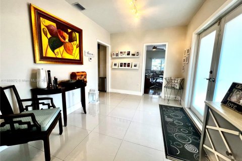 House in Miami, Florida 4 bedrooms, 227.8 sq.m. № 1942334 - photo 15