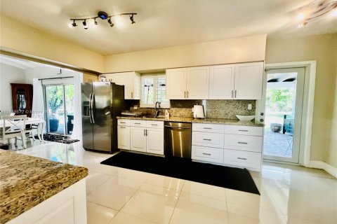 House in Miami, Florida 4 bedrooms, 227.8 sq.m. № 1942334 - photo 3