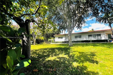 House in Miami, Florida 4 bedrooms, 227.8 sq.m. № 1942334 - photo 25