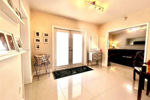 House in Miami, Florida 4 bedrooms, 227.8 sq.m. № 1942334 - photo 16