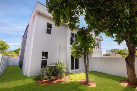 Commercial property in Miami, Florida 344.11 sq.m. № 1742327 - photo 21