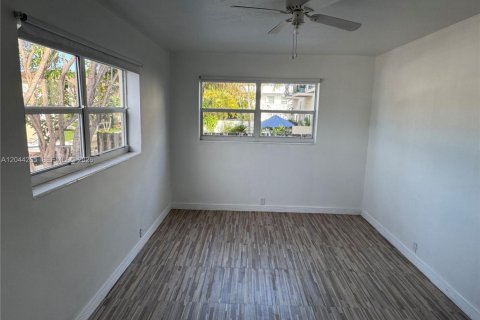 Condo in North Miami, Florida, 2 bedrooms  № 2168569 - photo 10