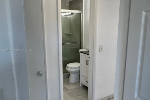 Condo in North Miami, Florida, 2 bedrooms  № 2168569 - photo 12