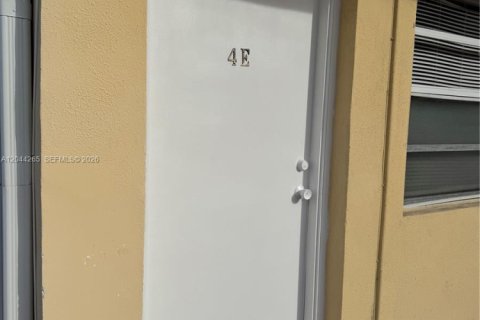 Condo in North Miami, Florida, 2 bedrooms  № 2168569 - photo 19