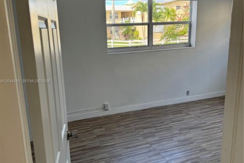 Condo in North Miami, Florida, 2 bedrooms  № 2168569 - photo 8