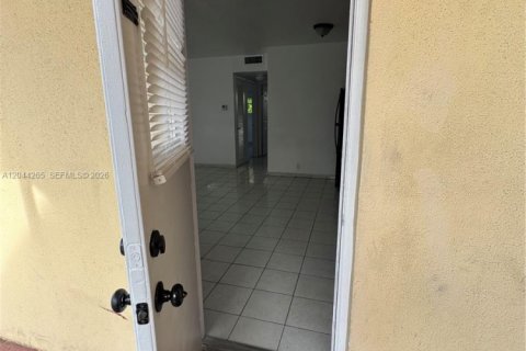Condo in North Miami, Florida, 2 bedrooms  № 2168569 - photo 18