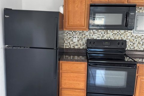 Condo in North Miami, Florida, 2 bedrooms  № 2168569 - photo 27
