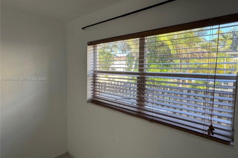 Condo in North Miami, Florida, 2 bedrooms  № 2168569 - photo 16