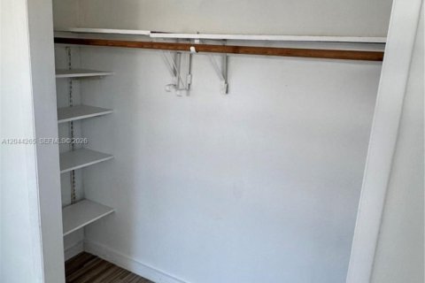 Condo in North Miami, Florida, 2 bedrooms  № 2168569 - photo 11