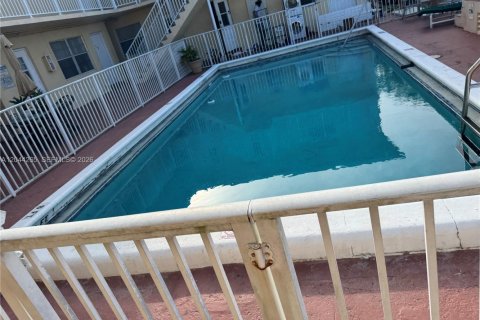 Condo in North Miami, Florida, 2 bedrooms  № 2168569 - photo 20