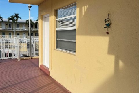 Condo in North Miami, Florida, 2 bedrooms  № 2168569 - photo 30