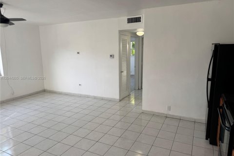 Condo in North Miami, Florida, 2 bedrooms  № 2168569 - photo 3