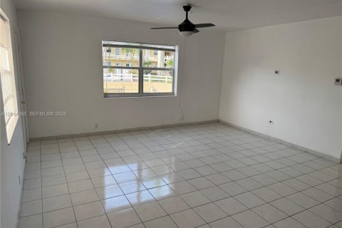 Condo in North Miami, Florida, 2 bedrooms  № 2168569 - photo 5