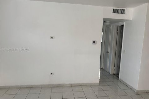 Condo in North Miami, Florida, 2 bedrooms  № 2168569 - photo 4