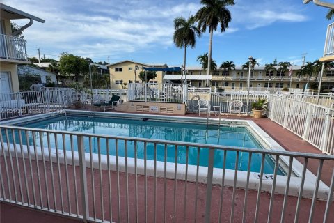 Condo in North Miami, Florida, 2 bedrooms  № 2168569 - photo 25