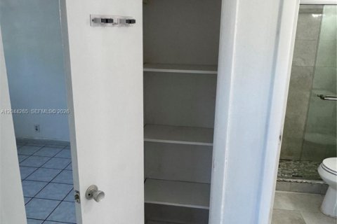 Condo in North Miami, Florida, 2 bedrooms  № 2168569 - photo 13