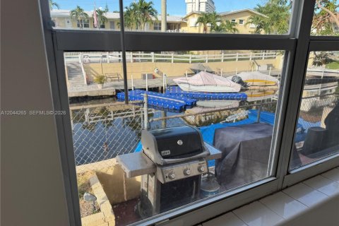 Condo in North Miami, Florida, 2 bedrooms  № 2168569 - photo 1