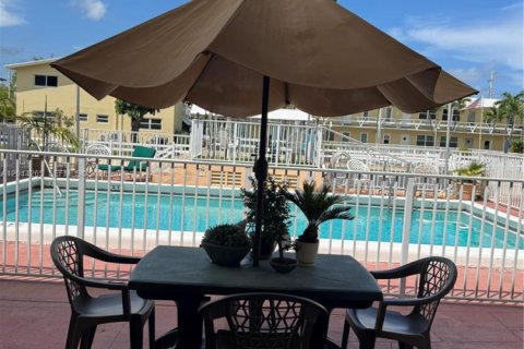 Condo in North Miami, Florida, 2 bedrooms  № 2168569 - photo 24