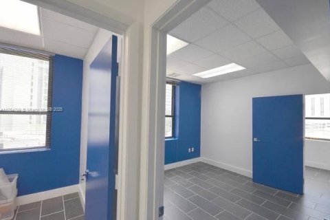 Commercial property in Miami, Florida № 1860767 - photo 17