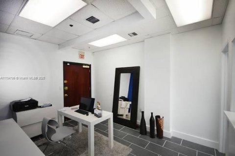 Commercial property in Miami, Florida № 1860767 - photo 13