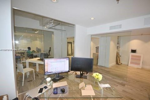 Commercial property in Miami, Florida № 1860767 - photo 4