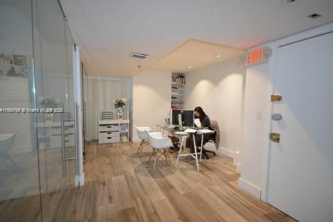 Commercial property in Miami, Florida № 1860767 - photo 1