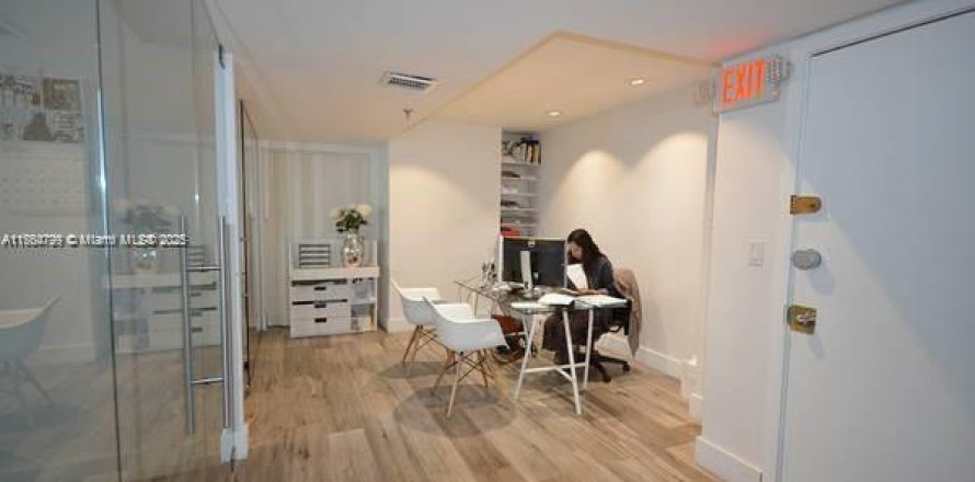 Commercial property in Miami, Florida № 1860767