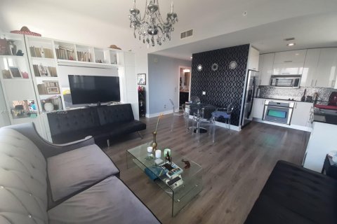 Condominio en alquiler en Miami, Florida, 1 dormitorio, 61.32 m2 № 1766468 - foto 1