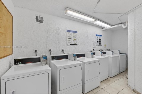 Copropriété à vendre à Hallandale Beach, Floride: 2 chambres, 104.98 m2 № 2090267 - photo 30