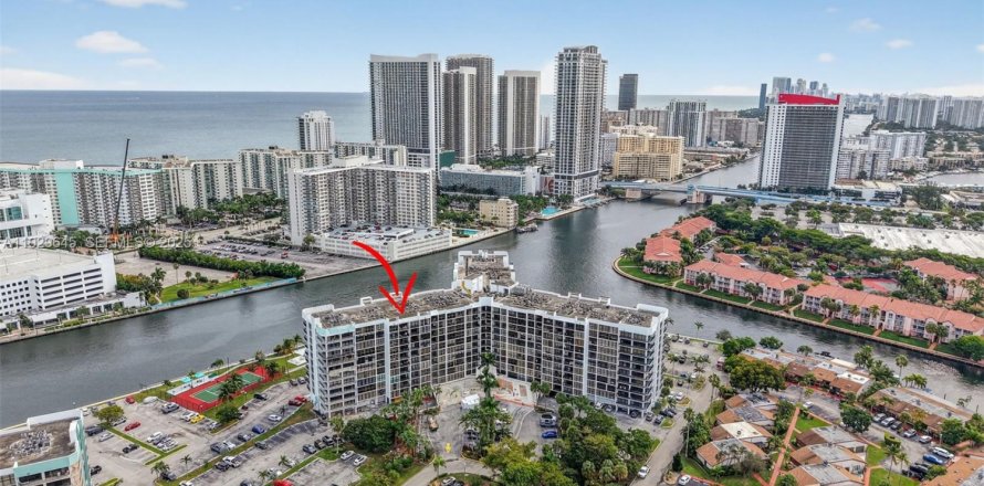 Condo à Hallandale Beach, Floride, 2 chambres  № 2090267