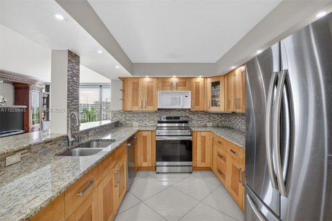 Copropriété à vendre à Hallandale Beach, Floride: 2 chambres, 104.98 m2 № 2090267 - photo 5