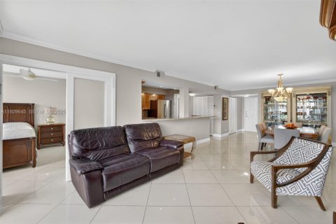 Copropriété à vendre à Hallandale Beach, Floride: 2 chambres, 104.98 m2 № 2090267 - photo 15