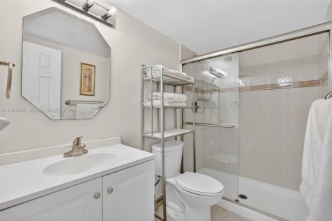 Copropriété à vendre à Hallandale Beach, Floride: 2 chambres, 104.98 m2 № 2090267 - photo 29