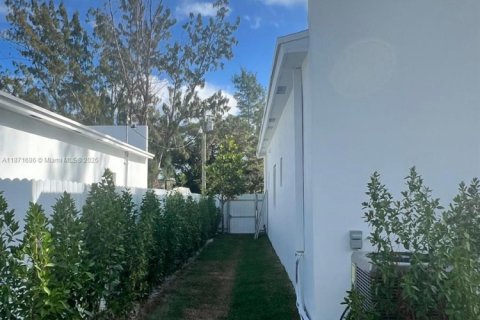 House in Fort Lauderdale, Florida 4 bedrooms, 153.75 sq.m. № 2194794 - photo 28