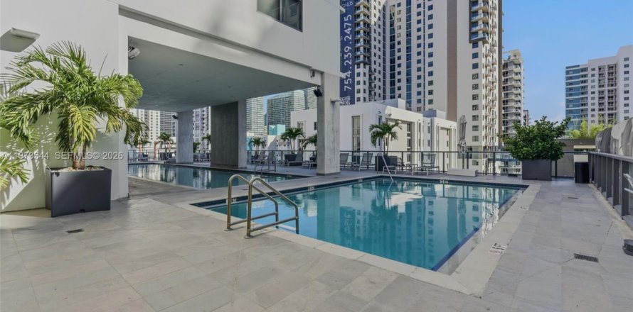 Condominio en Miami, Florida, 1 dormitorio  № 2033513