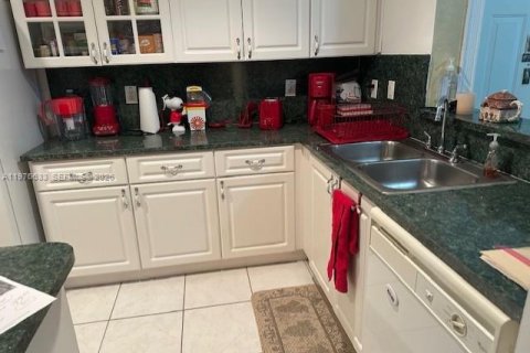 Condo in Doral, Florida, 3 bedrooms  № 2041515 - photo 15