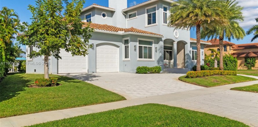 House in Marco Island, Florida 4 bedrooms, 204.2 sq.m. № 2028160