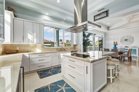 House in Marco Island, Florida 4 bedrooms, 204.2 sq.m. № 2028160 - photo 22