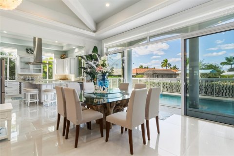 House in Marco Island, Florida 4 bedrooms, 204.2 sq.m. № 2028160 - photo 21