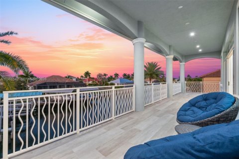 House in Marco Island, Florida 4 bedrooms, 204.2 sq.m. № 2028160 - photo 13