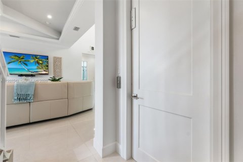 House in Marco Island, Florida 4 bedrooms, 204.2 sq.m. № 2028160 - photo 26