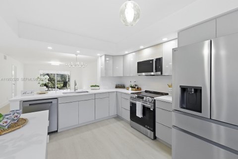 Copropriété à vendre à Pembroke Pines, Floride: 2 chambres, 110.74 m2 № 2010220 - photo 3