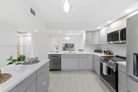 Copropriété à vendre à Pembroke Pines, Floride: 2 chambres, 110.74 m2 № 2010220 - photo 4